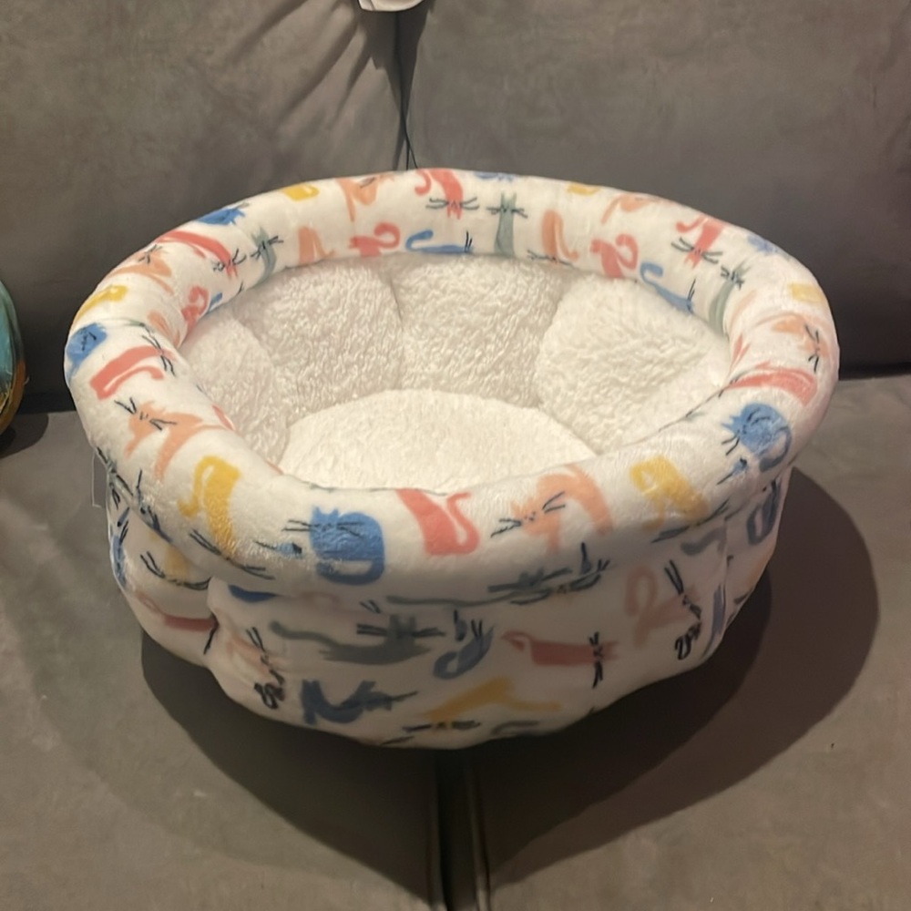 Cat Bed Small with High Wall by Novogratz